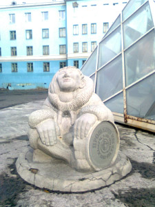 Световой фонтан и фигура Северного человека