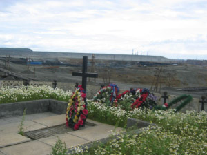 Памятный знак на месте перезахоронения останков заключенных Норильлага