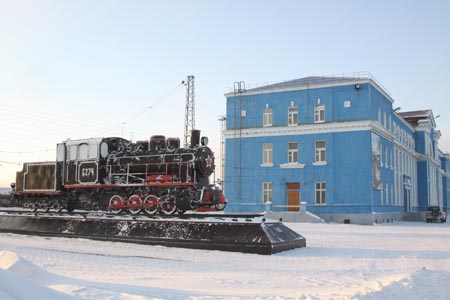 Памятник «Первый паровоз» у вокзала