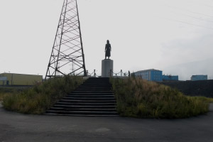 Памятник девушке-геологу